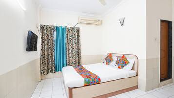 Egyptian cotton sheets, premium bedding, in-room safe, desk