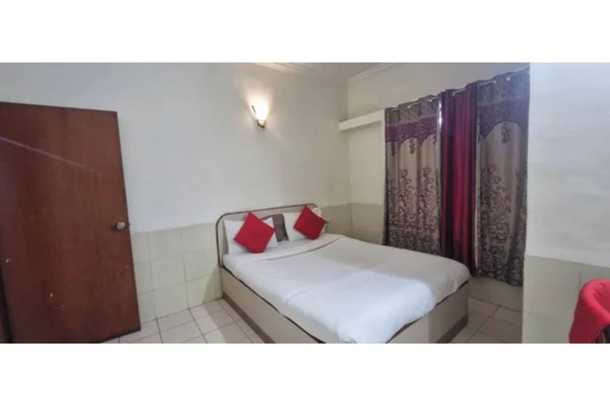 Deluxe Room | Egyptian cotton sheets, premium bedding, in-room safe, desk