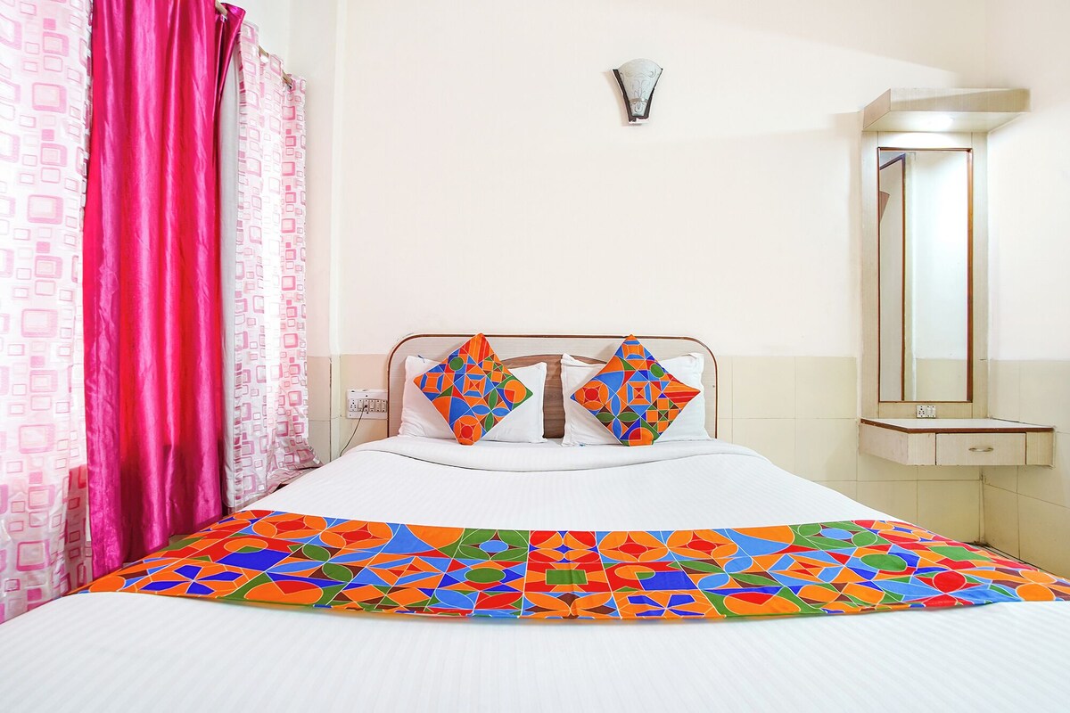 Deluxe Room | Egyptian cotton sheets, premium bedding, in-room safe, desk