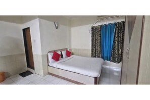 Egyptian cotton sheets, premium bedding, in-room safe, desk
