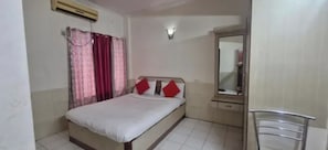 Egyptian cotton sheets, premium bedding, in-room safe, desk - Fabhotel Gandharva Inn (Pune)