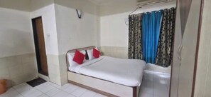 Egyptian cotton sheets, premium bedding, in-room safe, desk