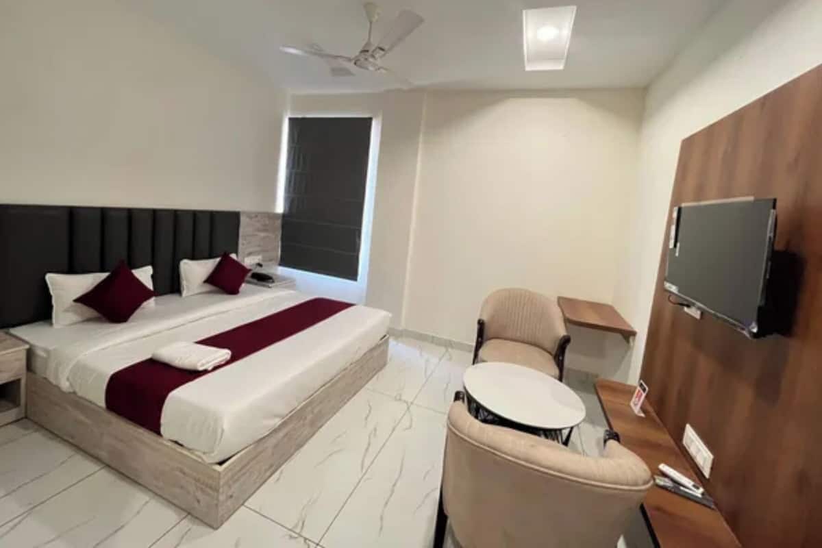 Suite | Egyptian cotton sheets, premium bedding, in-room safe, desk
