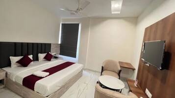 Suite | Egyptian cotton sheets, premium bedding, in-room safe, desk