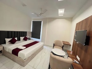 Egyptian cotton sheets, premium bedding, in-room safe, desk - Fabhotel K9 Regency (Zirakpur)