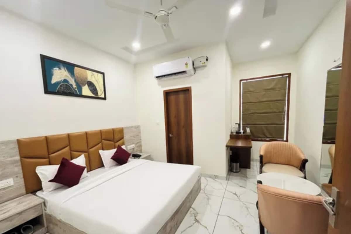 Premium Room | Egyptian cotton sheets, premium bedding, in-room safe, desk