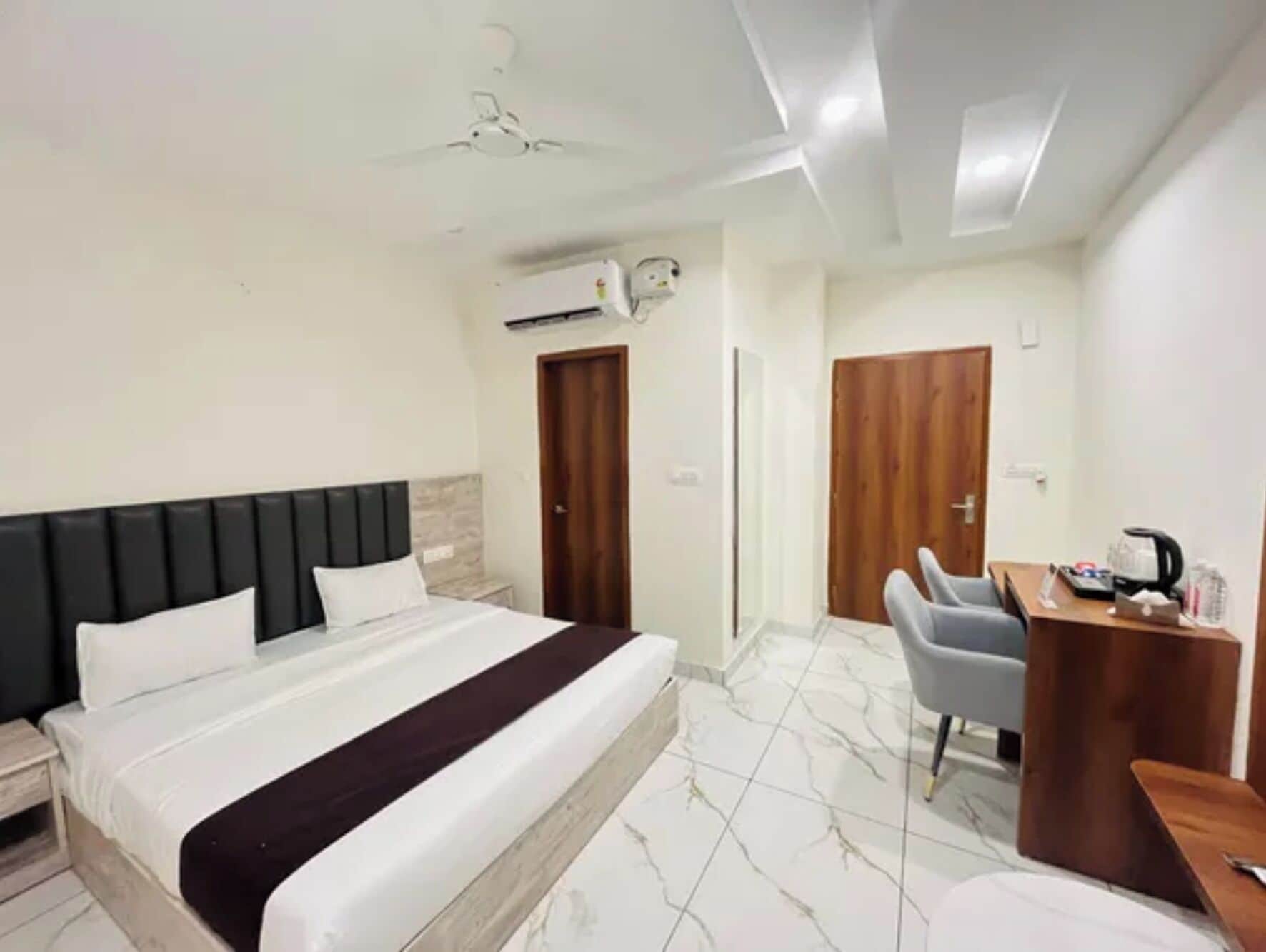 Suite | Egyptian cotton sheets, premium bedding, in-room safe, desk