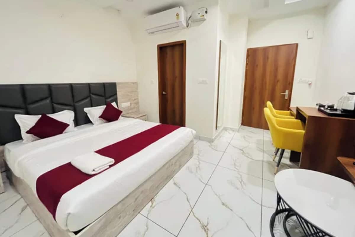 Deluxe Room | Egyptian cotton sheets, premium bedding, in-room safe, desk