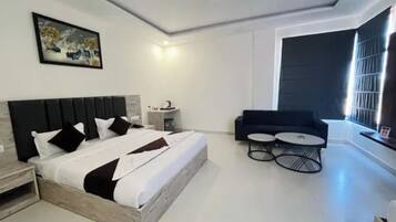 Egyptian cotton sheets, premium bedding, in-room safe, desk