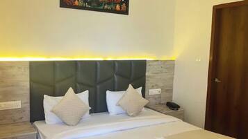 Deluxe Room | Egyptian cotton sheets, premium bedding, in-room safe, desk
