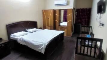 Habitación Deluxe | Sábanas de algodón egipcio, ropa de cama de alta calidad, caja fuerte