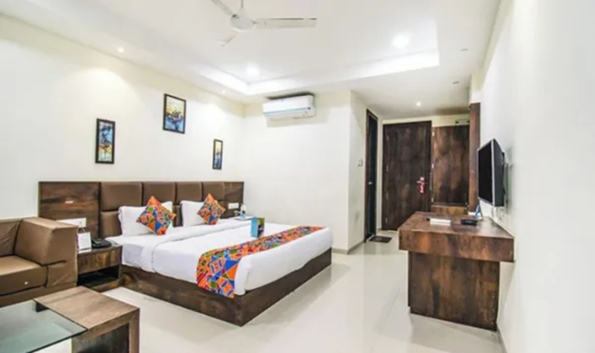 Deluxe Room | Egyptian cotton sheets, premium bedding, in-room safe, desk