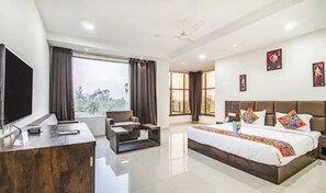 Egyptian cotton sheets, premium bedding, in-room safe, desk - Fabhotel Amrit Greens (Indore)