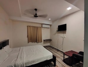 Egyptian cotton sheets, premium bedding, in-room safe, desk - Fabhotel Akshaya Bheemas Inn (Penumuluru)