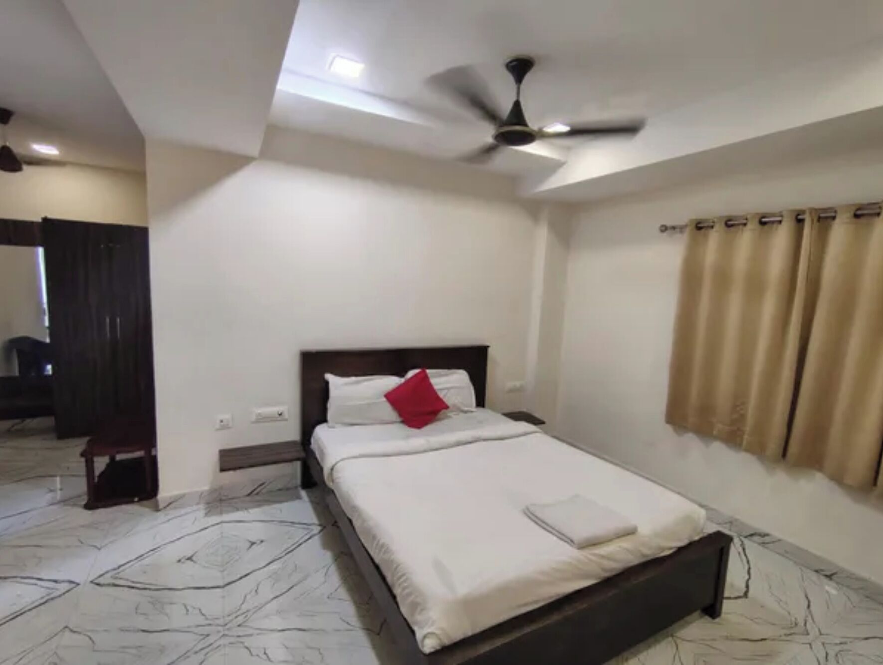 Egyptian cotton sheets, premium bedding, in-room safe, desk