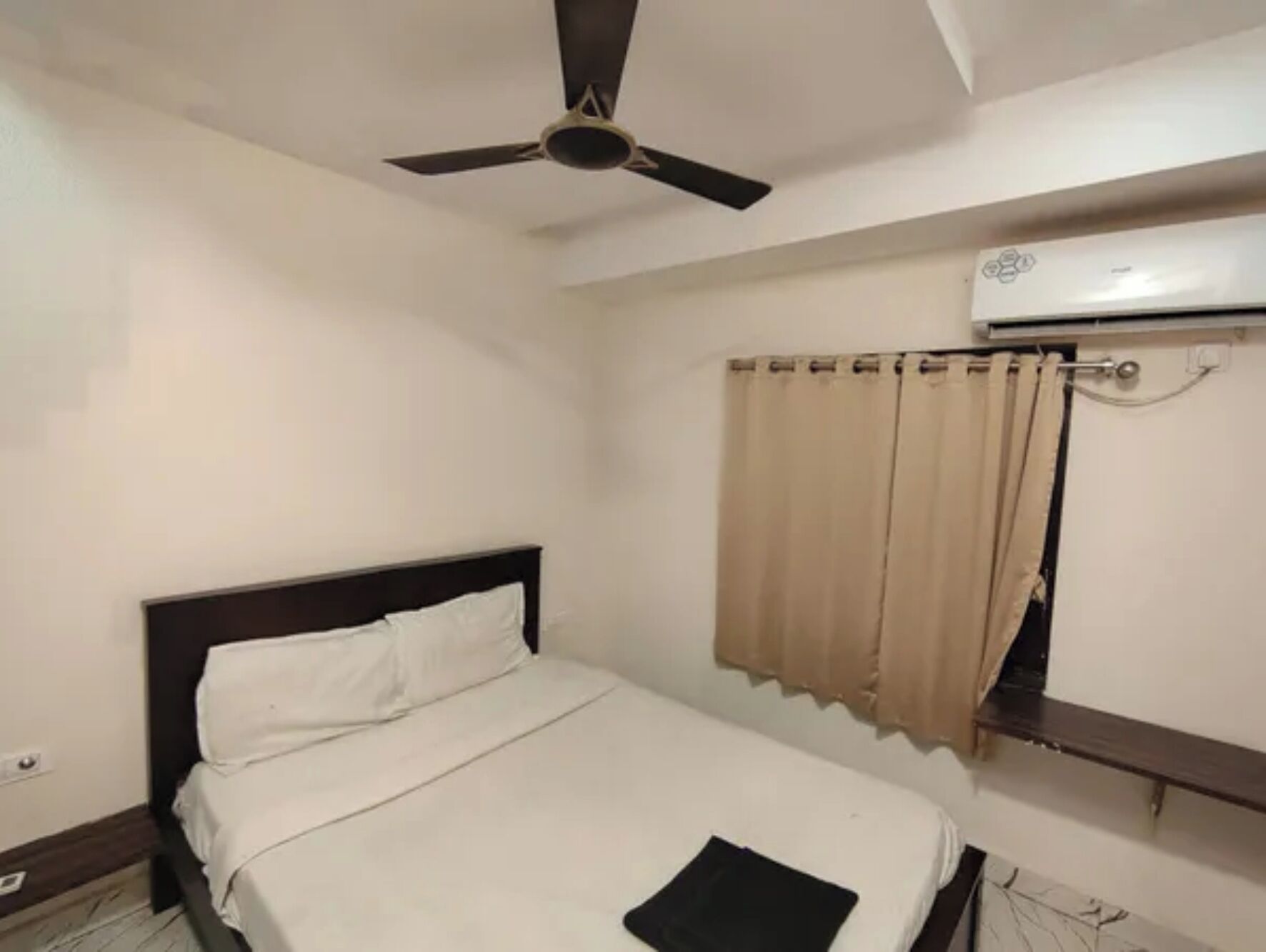 Egyptian cotton sheets, premium bedding, in-room safe, desk