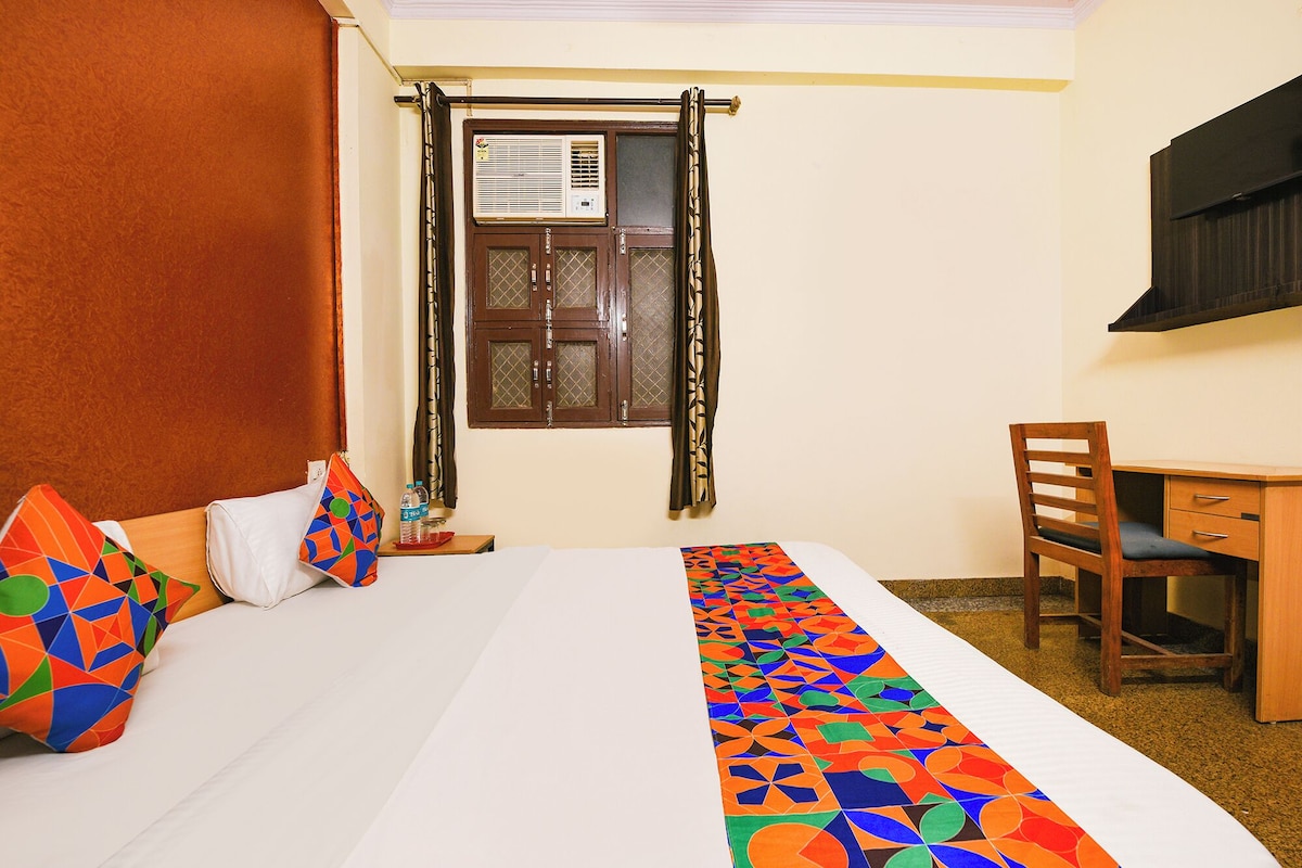 Egyptian cotton sheets, premium bedding, in-room safe, desk