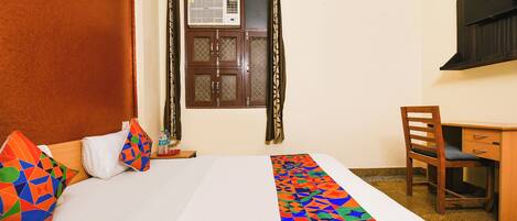 Deluxe Room | Egyptian cotton sheets, premium bedding, in-room safe, desk