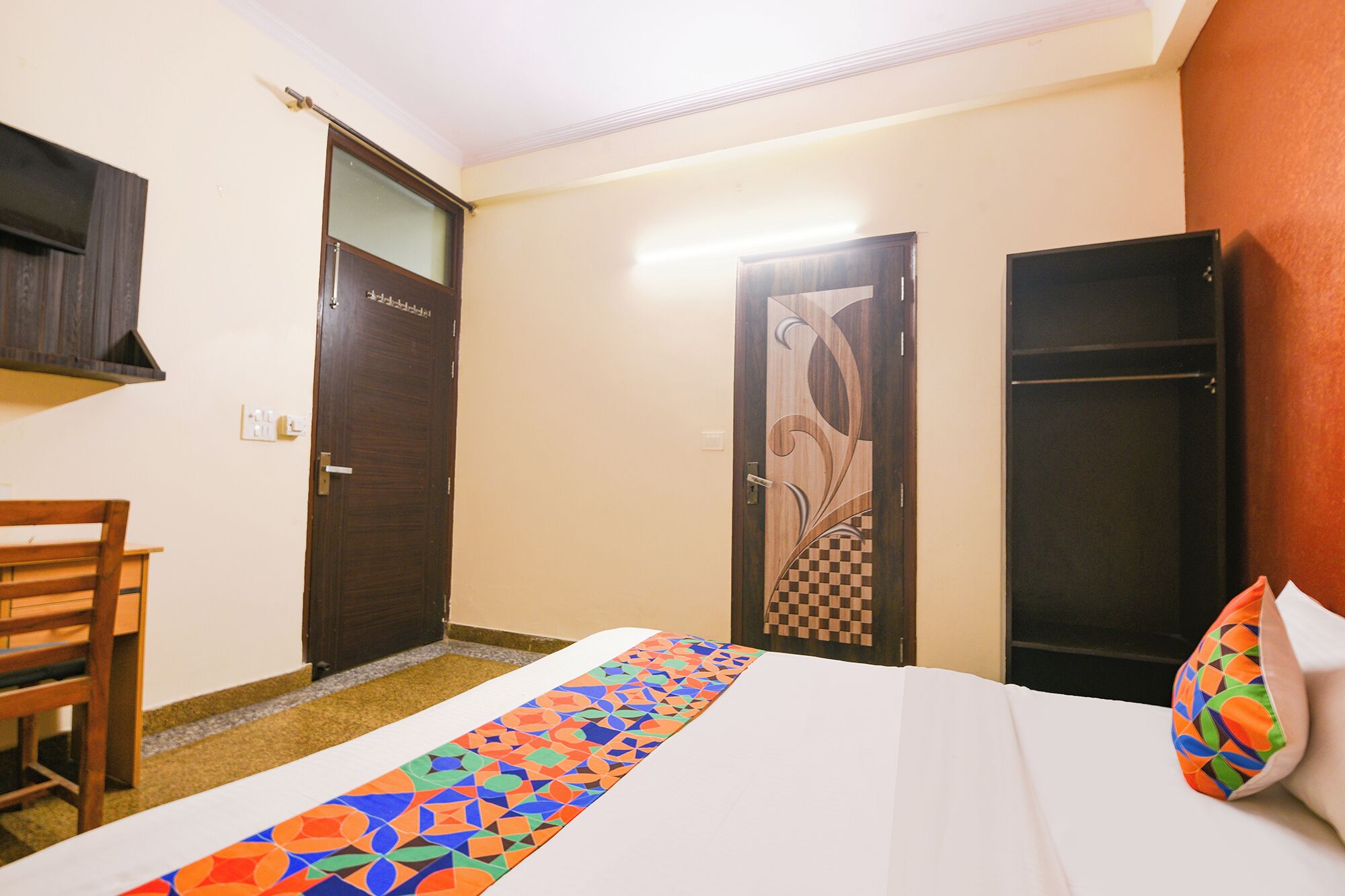 Egyptian cotton sheets, premium bedding, in-room safe, desk