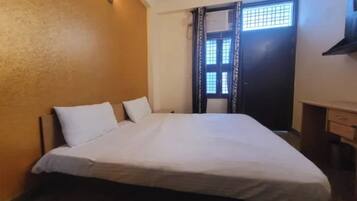 Deluxe Room | Egyptian cotton sheets, premium bedding, in-room safe, desk