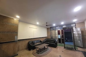 28 inci televisyen LCD dengan kabel 