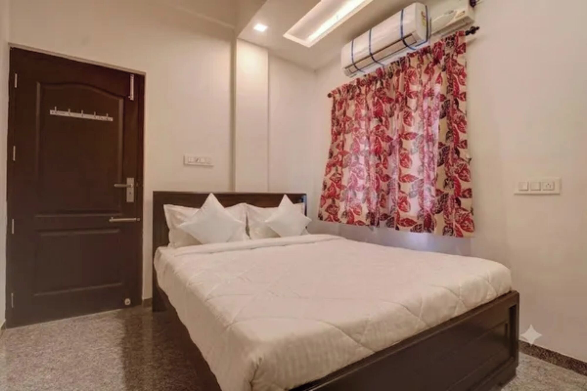 Egyptian cotton sheets, premium bedding, in-room safe, desk