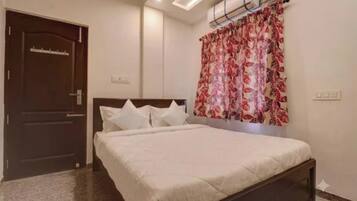 Egyptian cotton sheets, premium bedding, in-room safe, desk