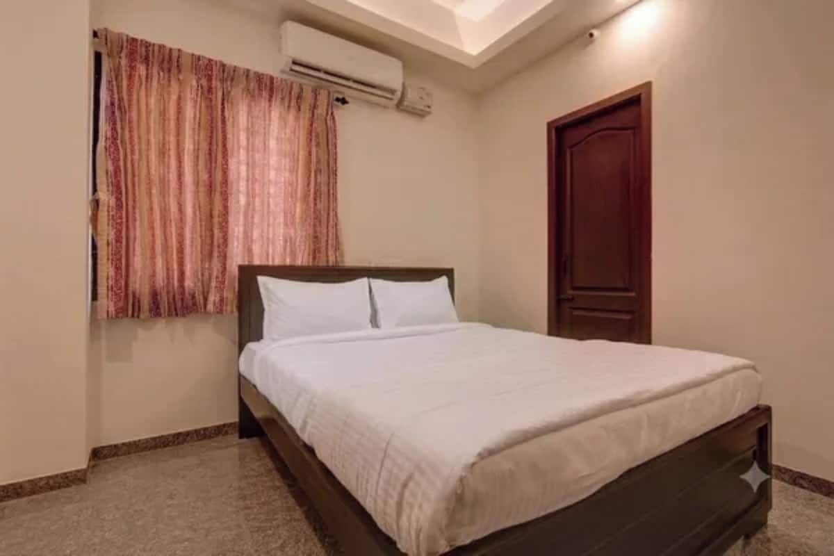 Deluxe Room | Egyptian cotton sheets, premium bedding, in-room safe, desk