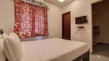 Egyptian cotton sheets, premium bedding, in-room safe, desk