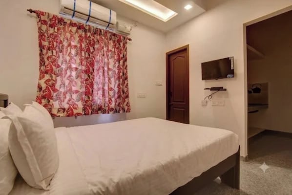 Egyptian cotton sheets, premium bedding, in-room safe, desk - Fabhotel Shaz Residency (Coimbatore)