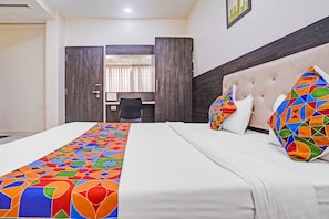 Egyptian cotton sheets, premium bedding, in-room safe, desk - Fabhotel Food Hub (Niphad)