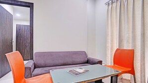 埃及棉床單、高級寢具、房內夾萬、書桌