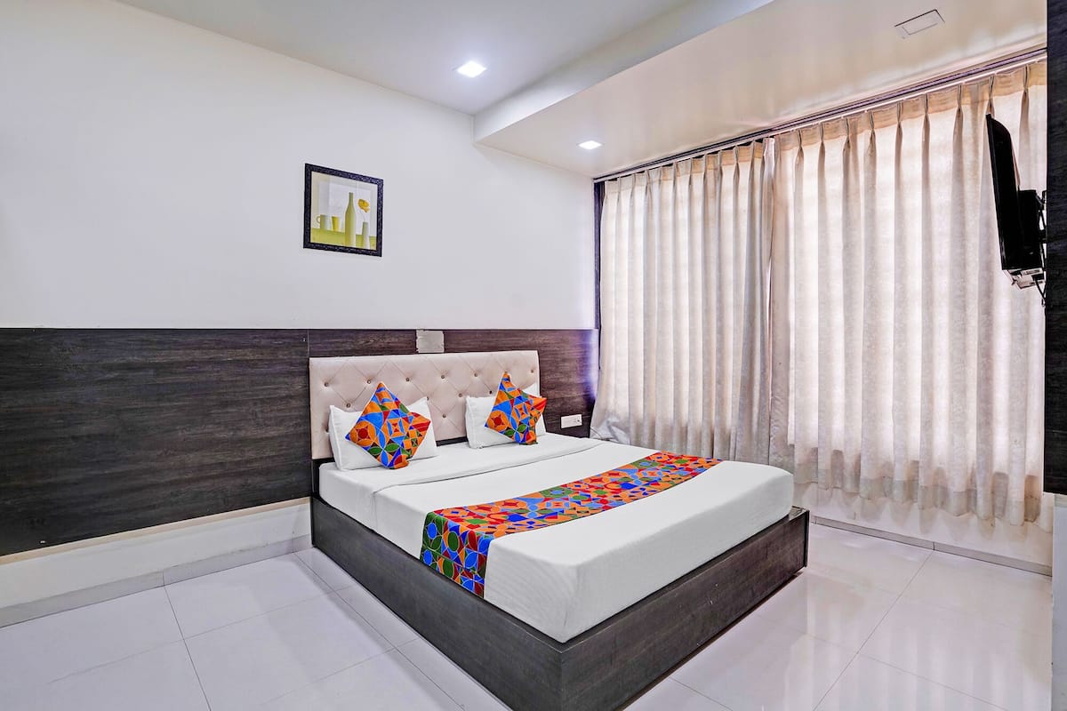 Suite | Egyptian cotton sheets, premium bedding, in-room safe, desk