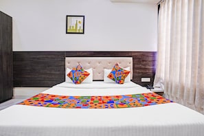 Suite | Egyptian cotton sheets, premium bedding, in-room safe, desk - Fabhotel Food Hub (Niphad)
