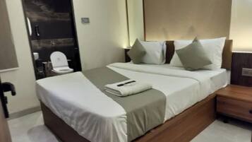 Kamar Deluks | Seprai katun Mesir, seprai premium, brankas, dan meja kerja