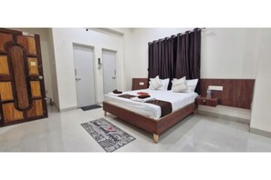 Egyptian cotton sheets, premium bedding, in-room safe, desk