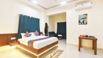 Egyptian cotton sheets, premium bedding, in-room safe, desk