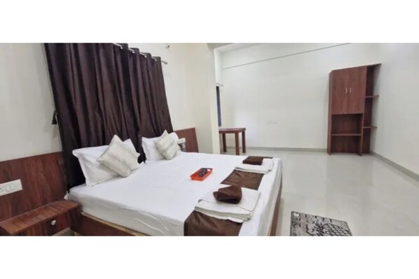 Egyptian cotton sheets, premium bedding, in-room safe, desk