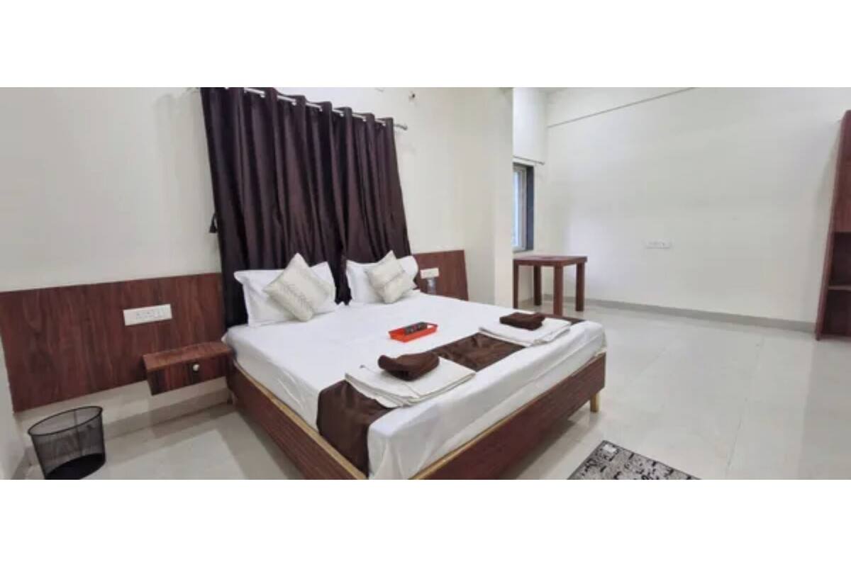 Deluxe Room | Egyptian cotton sheets, premium bedding, in-room safe, desk