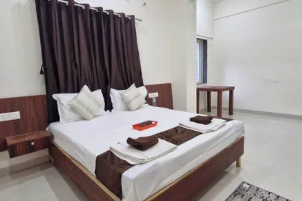 Deluxe Room | Egyptian cotton sheets, premium bedding, in-room safe, desk