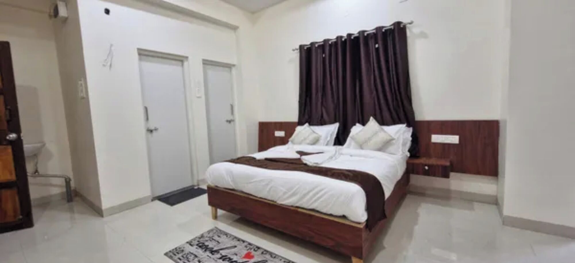 Egyptian cotton sheets, premium bedding, in-room safe, desk