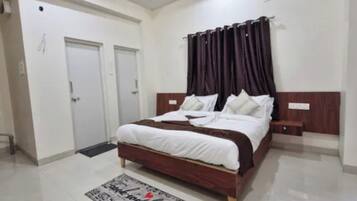 Egyptian cotton sheets, premium bedding, in-room safe, desk