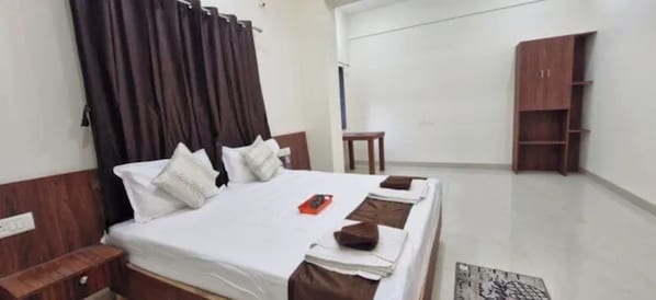 Egyptian cotton sheets, premium bedding, in-room safe, desk