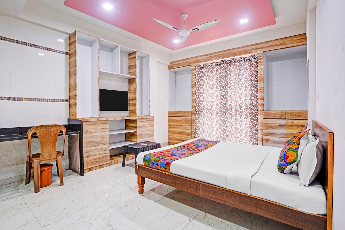 Deluxe Room | Egyptian cotton sheets, premium bedding, in-room safe, desk