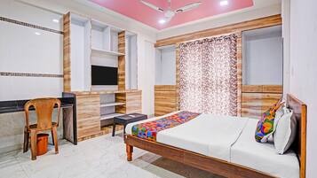 Deluxe Room | Egyptian cotton sheets, premium bedding, in-room safe, desk