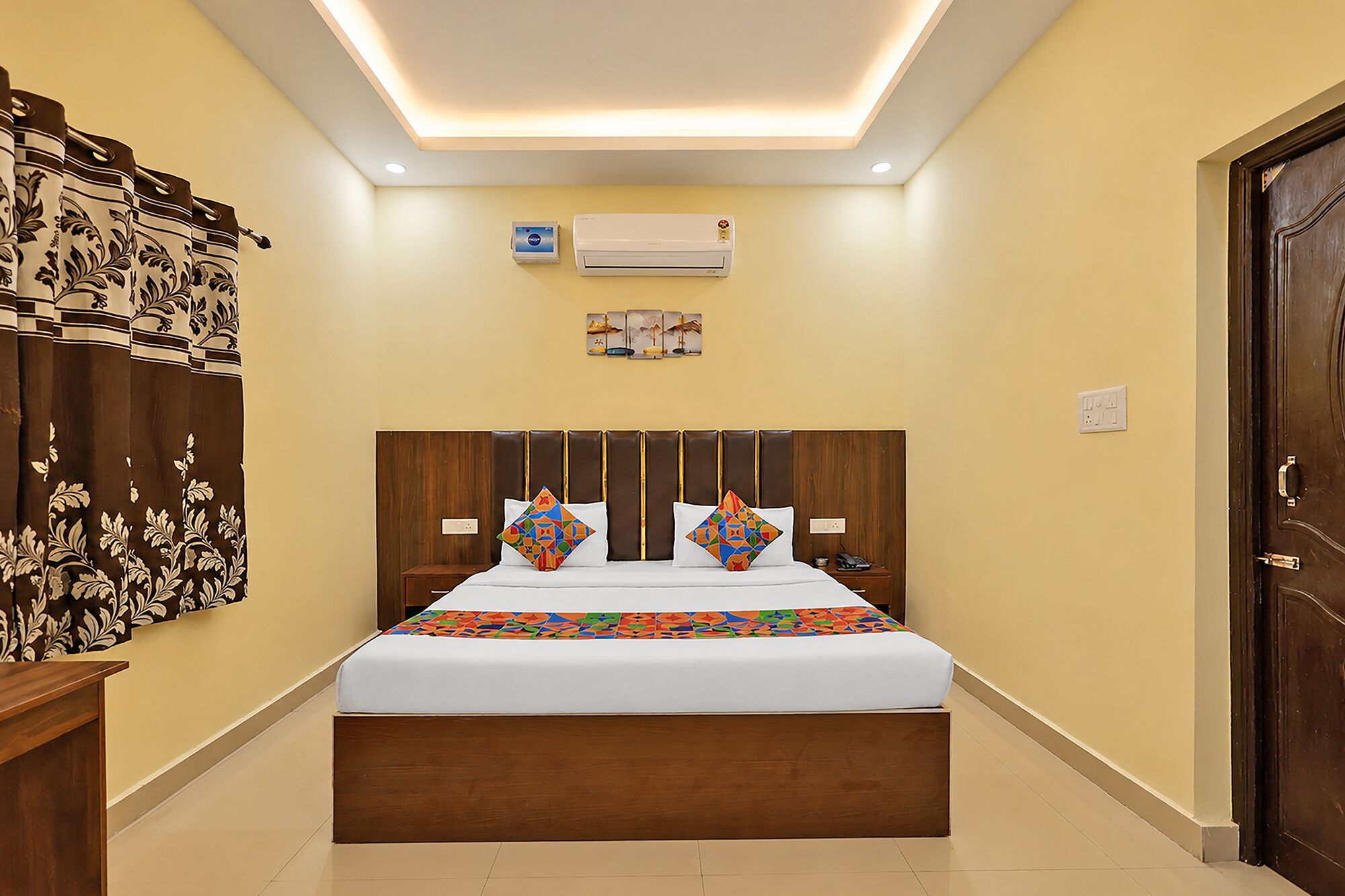 Egyptian cotton sheets, premium bedding, in-room safe, desk