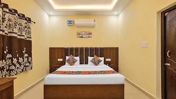 Egyptian cotton sheets, premium bedding, in-room safe, desk
