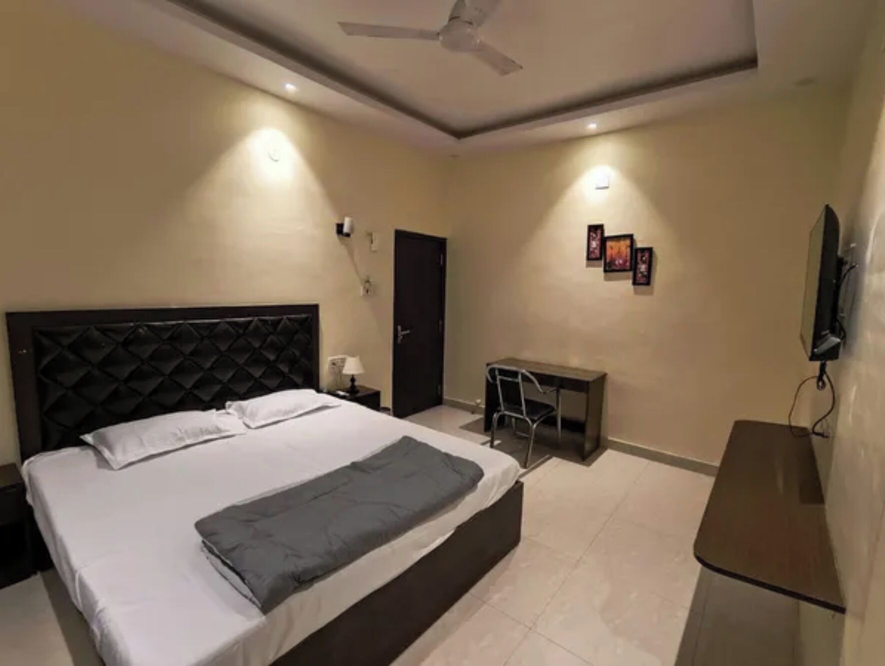Lakens van Egyptisch katoen, luxe beddengoed, een kluis op de kamer