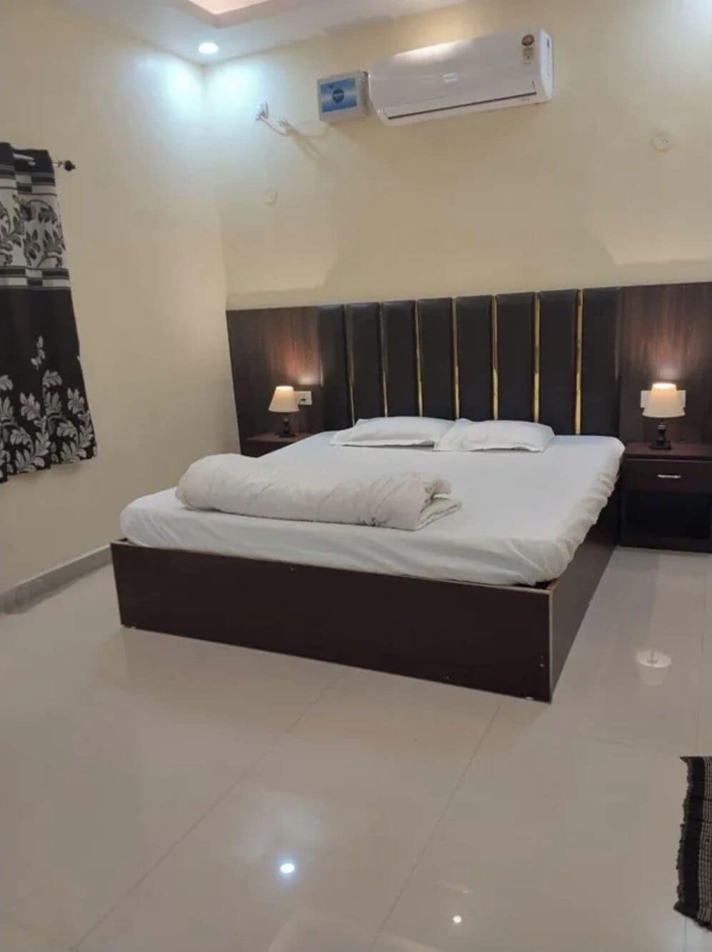 Egyptian cotton sheets, premium bedding, in-room safe, desk