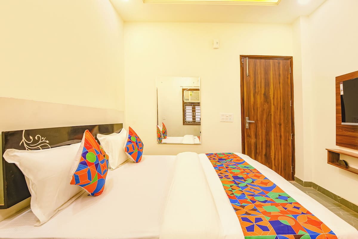 Deluxe Room | Egyptian cotton sheets, premium bedding, in-room safe, desk